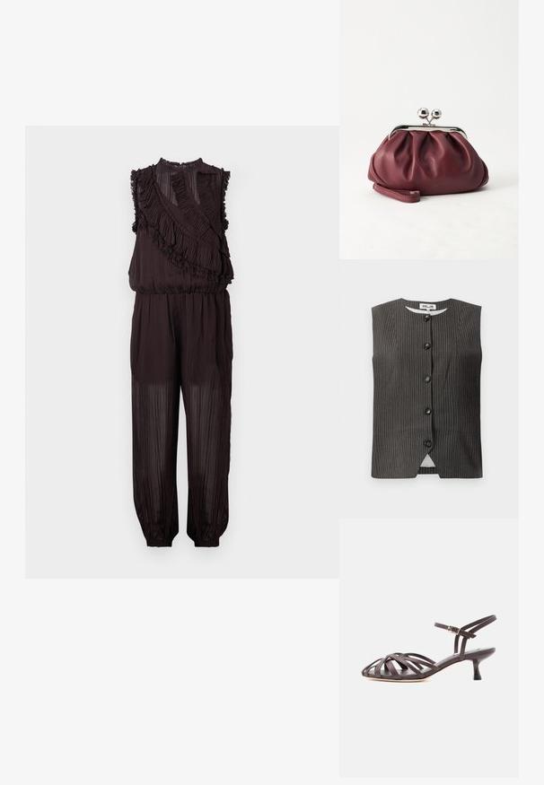 Ærmeløs mørkebrunt jumpsuit med høj hals, bølgede diagonale plisseringer på toppen, elastisk talje og tilspidsede, gennemsigtige bukser.; Mørk ærmeløs vest med lodrette striber, der har fem frontknapper, rund halsudskæring samt et glat stof med en subtil glans.; Mørkebrun læder sandal med smalle remme, kitten heel og justerbar ankelrem med spænde på hvid baggrund.; Lille bordeauxlæder clutch-pung med sølv metal lukning og håndledsrem på hvid baggrund.