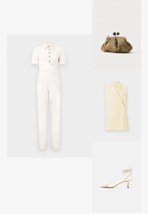 Weißer Overall mit kurzen Ärmeln, Kragen, schwarzen Knöpfen vorn und einem Wickeldetail in der Taille, gerade geschnittene Hosenbeine.; Ärmelloser gelber Blazer mit Spitzkragen, Einzelknopfverschluss und taillierter Form. Sanfter Stoff mit glatter Struktur.; Sandale in Cremefarben mit niedrigem Absatz, Knöchelriemen zum Binden und breitem, verdrehtem Riemen über den Zehen auf weißem Hintergrund.; Kleine Clutch mit goldenem und schwarzem geometrischem Muster, goldfarbenem Metallrahmen, schwarzem Kugelverschluss und kurzem goldfarbenem Kettenriemen.
