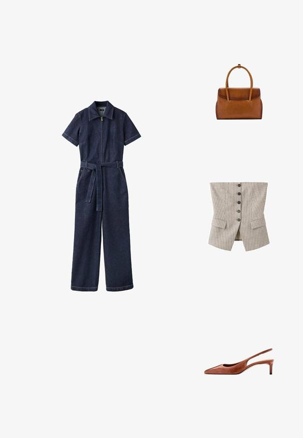 Combinaison en denim bleu foncé avec manches courtes, fermeture éclair à l'avant, jambes larges, ceinture et col.; Gilet style corset à carreaux beige et gris avec cinq boutons noirs au centre et deux poches à rabat près du bas.; Chaussure slingback en cuir marron à bout pointu, petit talon kitten et fine bride autour du talon sur fond blanc.; Sac à main en cuir marron avec deux poignées arrondies et une fermeture à rabat, présenté sur un fond blanc uni.