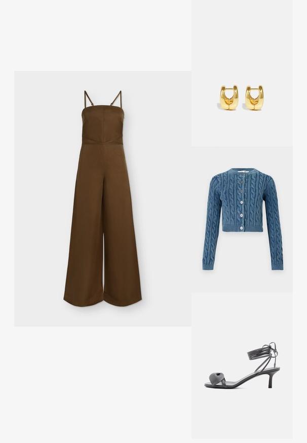 Bruine jumpsuit met wijde pijpen, dunne verstelbare schouderbandjes en een aansluitende rechte halslijn.; Gebreide blauwe cropped cardigan met een kabelpatroon, ronde halslijn en sluiting met vijf knopen. Lange mouwen met geribde manchetten en zoom.; Grijze leren sandaal met hak, voorzien van een geknoopte band bij de tenen en wikkellinten rond de enkel op een slanke sandaal met een middenhoge hak, tegen een witte achtergrond.; Gouden hoepeloorknoppen met een slank, rond ontwerp. Heeft een holle center en een glanzend oppervlak, wat modern stijlen aanvult.