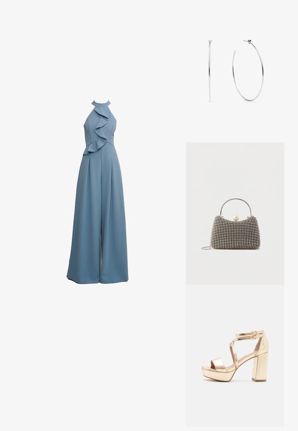 Combinaison bleu clair avec col en halter, détails volants sur le devant, coupe ample et tissu texturé.; Sandales plateformes métalliques dorées avec un talon bloc épais, bout ouvert et des sangles croisées à la cheville avec des accents de boucles. Texture lisse.; Petit sac à main avec motif à carreaux argenté, poignée incurvée, grande fermeture à perle et une fine bandoulière en chaîne argentée sur un fond uni.; Grands créoles fines en argent avec des clous en forme de cœur, vues de côté et en angle sur fond blanc.