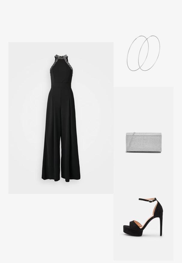 Zwart jumpsuit met een halternekontwerp, voorzien van versierde rand. Wijd gesneden silhouet met geplooide details aan de voorkant.; Zwarte suède hoge hakken sandaal met een platformzool, enkelband met zilveren beslag, open teen ontwerp en een gladde textuur.; Zilveren metallic clutch met een geweven gaasontwerp, rechthoekige vorm en een kettingriem om mee te dragen. Gladde textuur en gepolijste afwerking.; Zilveren hoepel oorbellen met een minimalistisch ontwerp. Cirkelvormig, gladde textuur en dun profiel. Lichtgewicht met een gepolijste afwerking.