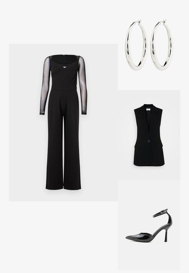 Zwarte jumpsuit met lange mouwen van doorschijnend gaas, vierkante halslijn, aansluitende taille en wijde pijpen tegen een effen achtergrond.; Zwarte mouwloze vest met een op maat gemaakt ontwerp, voorzien van een enkele knoopsluiting, gestructureerde revers en zijzakken.; Zwarte lakleren pump met spitse neus, enkelriem en zilverkleurige gesp, stilettohak, zijaanzicht op effen achtergrond.; Zilveren creool oorbellen met een gladde, reflecterende oppervlak. Ronde, grote vorm met een veilige sluiting aan de bovenkant. Gepolijste afwerking toont de glans.