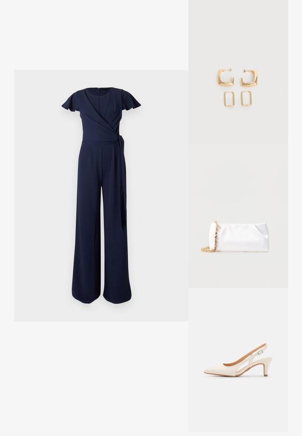 Marineblauwe jumpsuit met korte, wapperende mouwen, overslagsluiting, wijde broekspijpen en een zijdetail met strik. Gemaakt van gladde stof.; Witte slingback hak met een spitse neus, glad bovenmateriaal, lage blokhak en een design met uitsparingen aan de zijkant, voorzien van een verstelbare gespsluiting.; Witte zachte clutchtas met goudkleurige kettingriem versierd met heldere edelstenen, geplaatst tegen een effen lichtgrijze achtergrond.; Twee paar gouden geometrische creolen op een effen witte ondergrond, een paar vierkant en massief, een paar rechthoekig en hol.