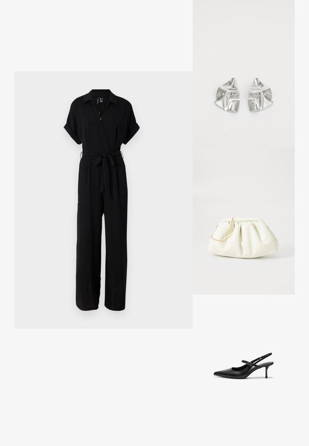 Combinaison noire avec des manches courtes roulées, un col, un design croisé, une ceinture à nouer et une silhouette à jambes larges. Fabriquée en un tissu léger et lisse.; Talons aiguilles noires en cuir avec un bout pointu, une fine bride réglable, et un talon aiguille d'environ 5 cm, texture lisse.; Sac à main en cuir blanc avec un design plissé, doté d'une bandoulière en chaîne dorée et d'une forme arrondie. Texture lisse avec des plis doux et sans motifs.; Boucles d'oreilles en métal argenté avec un design ondulé et sculptural, présentant une finition polie et des formes irrégulières, mettant en valeur une esthétique contemporaine.