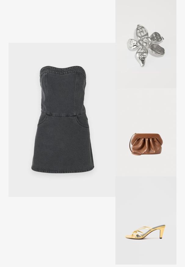 Trägerkleid aus dunkelgrauem Denim, mit einem taillierten Oberteil, zwei Vordertaschen und einem geraden Rocksaum mit sichtbaren Nähdetails.; Gelber metallischer High-Heel-Sandalette mit überkreuzten Riemen, offener Spitze und schlankem Absatz. Gepolsterte Fußbett in Grau.; Braune Leder-Clutch mit gerafften Details, strukturiertem Rahmen, Handgelenkschlaufe und goldfarbenem Reißverschluss vor einfachem hellem Hintergrund.; Silbernes Blumenbrosche mit abgerundeten Blütenblättern, unterschiedlichen Texturen und hochglanzpolierter Oberfläche. In der Mitte befindet sich ein Cluster von Knospen, die das Licht reflektieren.