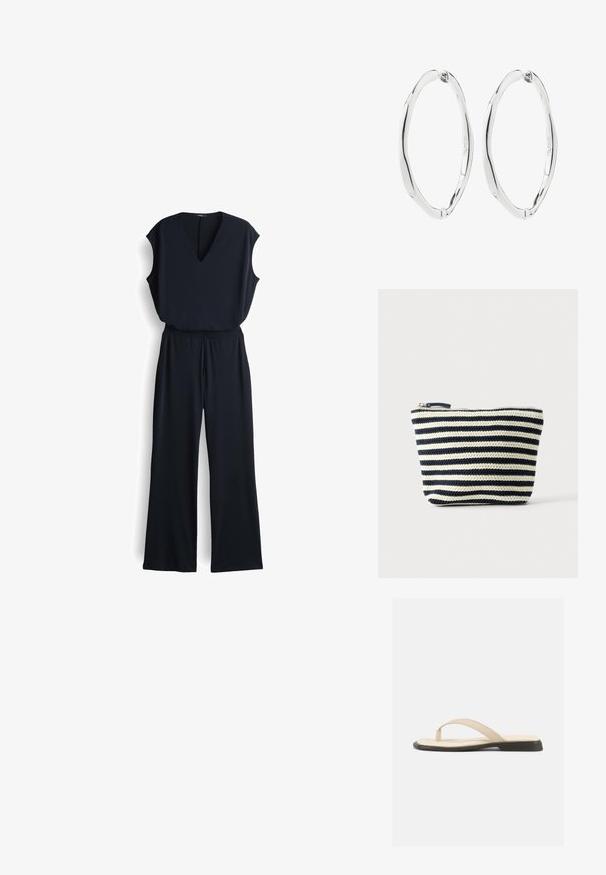 Schwarzer Jumpsuit mit V-Ausschnitt, ärmellosem Design, weit geschnittenen Hosenbeinen und elastischem Bund. Hergestellt aus glattem, leichtem Stoff.; Beige flache Zehensandale mit gepolstertem Fußbett und schwarzer Sohle, von der Seite vor weißem Hintergrund gezeigt.; Kleines Reißverschlusstäschchen mit horizontalen schwarz-weißen Strickstreifen, flachem Boden und sichtbarem Zipper oben.; Paar polierte silberne verdrehte ovale Creolen mit Klappverschlüssen, vor weißem Hintergrund gezeigt.