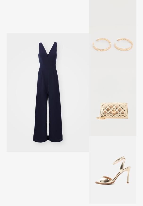 Marine jumpsuit med dyb V-hals, brede ben og en figursyet talje. Glat, tekstureret stof med lodrette sømme og en lynlås i ryggen.; Guld højhælet sandal med ankelrem og spænde, åben tå og slank stiletthæl på en ensartet lys baggrund.; Guldmetallic quiltet clutch-taske med hjerteformet lås og tilknyttet guldkæde på hvid baggrund.; Øreringe i guldfarvet metal med uregelmæssigt bølgedesign og indlejrede klare krystaldetaljer, sikret med plastikbagside.