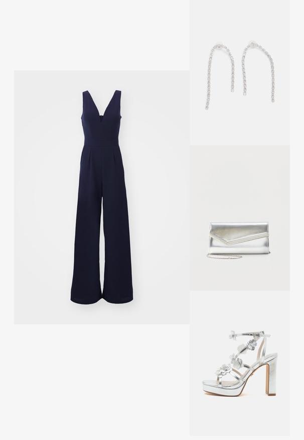 Marine jumpsuit med dyb V-hals, brede ben og en figursyet talje. Glat, tekstureret stof med lodrette sømme og en lynlås i ryggen.; Sølv højhælet sandal med plateau-sål, ankelrem, flere blomsterdekorationer på remmene og en blokhæl.; Skinnende sølv clutch taske med kuvertlåg og dekorativ kant, lille sølvkæde, på ensartet lys baggrund.; Sølvøreringe med hængende kæder, prydet med flere klare ædelsten arrangeret i et lineært mønster, der giver en glitrende effekt.