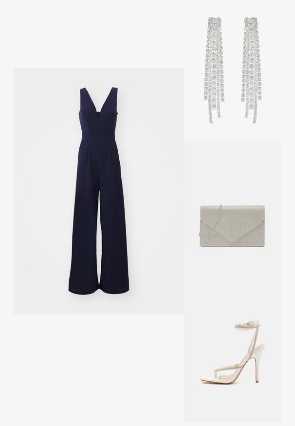 Marine jumpsuit med dyb V-hals, brede ben og en figursyet talje. Glat, tekstureret stof med lodrette sømme og en lynlås i ryggen.; RAID RORY - Højhælede sandaletter / Højhælede sandaler - white; Metallic sølv clutch taske med et kuvert-design, udsmykket med et struktureret mønster, der har en aftagelig kæde-strop.; Lange sølvøreringe med en række klare, facetterede krystaller i kaskadeformede strenge med varierende længder og former.