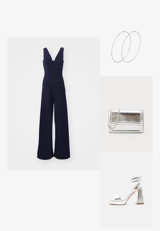 Marine jumpsuit med dyb V-hals, brede ben og en figursyet talje. Glat, tekstureret stof med lodrette sømme og en lynlås i ryggen.; Sølv metallic højhælet sandal med ankelrem, blokhæl og åben tå på en ensartet lys baggrund.; Sølvmetallic clutchtaske med en glat overflade, klaffelukning og kædestropp. Har et struktureret rektangulært design og syninger som detaljer.; Sølvøreringe med et minimalistisk design. Cirkulær form, glat tekstur og tynd profil. Letvægtige med en poleret overflade.
