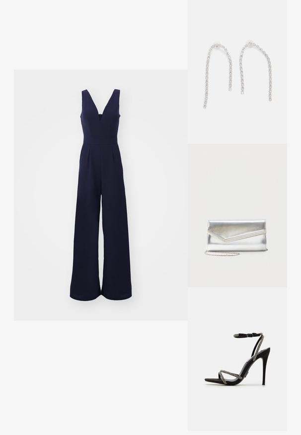Marineblauwe jumpsuit met een diepe V-hals, brede benen en een getailleerde taille. Gladde, gestructureerde stof met verticale naden en een rits aan de achterzijde.; Zwarte hoge hak sandaal met dunne, met edelstenen versierde bandjes en een enkelgesp. Suède materiaal, open teen en een slanke, puntige silhouet.; Glanzende zilveren clutch met envelopvormige klep en decoratieve rand, klein zilveren kettingriempje, op een effen lichte achtergrond.; Zilveren oorbellen met hangende kettingen, voorzien van meerdere heldere edelstenen die in een lineair patroon zijn gerangschikt, wat een schitterend effect geeft.