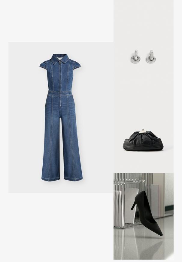 Combinaison en denim bleu sans manches avec jambes larges, fermeture éclair avant, col structuré et détails de coutures sur toute la surface.; Chaussure noire à talons hauts équilibrée sur son talon sur un comptoir réfléchissant près de porte-dossiers métalliques avec des dossiers blancs.; Pochette en cuir noir avec une texture plissée, fermeture à fermoir métallique, et logo embossé discret sur le devant. Forme arrondie.; Paire de petites boucles d'oreilles créoles argentées brillantes avec une base ronde, présentées sur un fond clair uni.