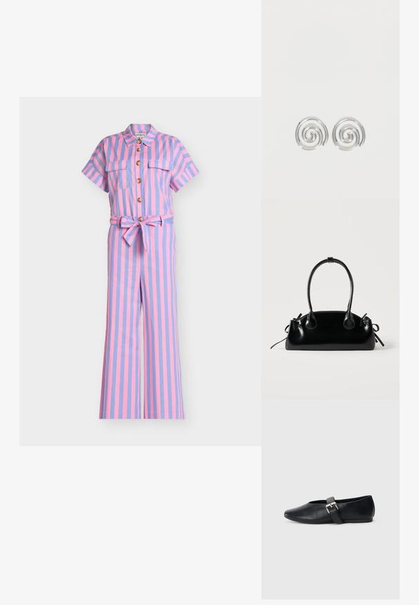 Combinaison à manches courtes boutonnée avec des rayures verticales roses et lavande, poches poitrine, boutons en bois et ceinture assortie en tissu nouée à la taille.; Chaussures plates en cuir noir avec un design à bout rond, dotées d'une sangle à boucle sur le côté et d'une texture lisse. Semelle basse pour un confort optimal.; Petit sac à main noir brillant avec deux longues anses et des détails à cordon sur les côtés sur un fond clair uni.; Paire de boucles d'oreilles en forme d'anneau spirale en argent avec un design lisse et arrondi sur fond blanc uni.
