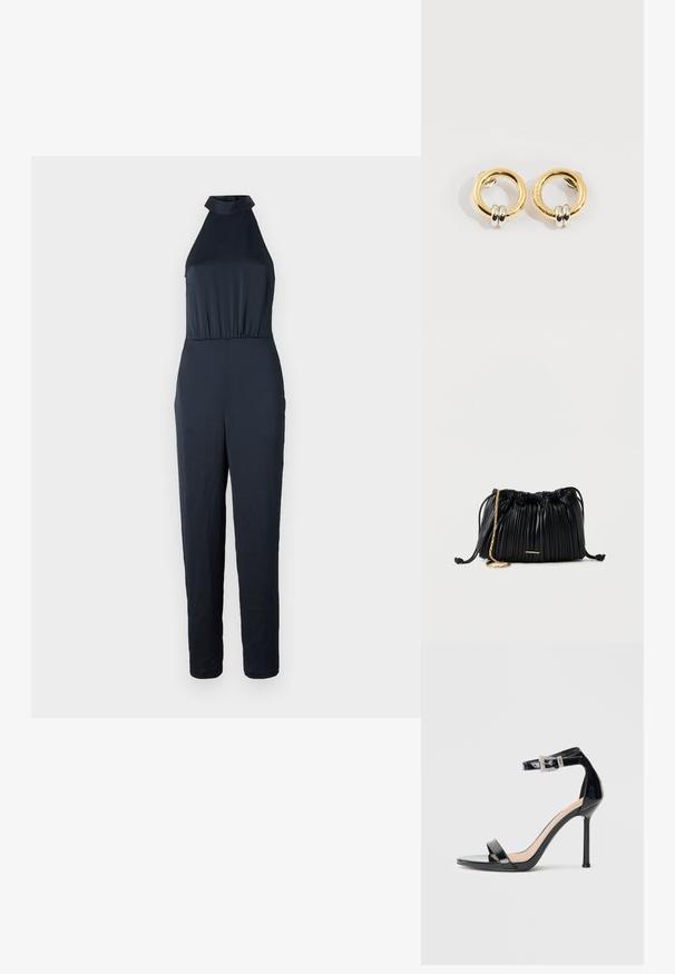 Combinaison bleu marine en tissu lisse, avec un col haut, un corsage ajusté et une coupe droite sans matériel ou motifs visibles.; Sandale à talon haut en cuir verni noir avec bride à la cheville. Présente un design minimaliste, un bout ouvert et une boucle ornée de strass.; Sac à main en cuir noir plissé avec cordon de serrage, bandoulière chaîne dorée et petit accent horizontal doré sur le devant.; Boucles d'oreilles circulaires en or avec deux petites bagues en argent sur chacune, affichant des détails subtils du nom de la marque gravé, posées sur un fond blanc.