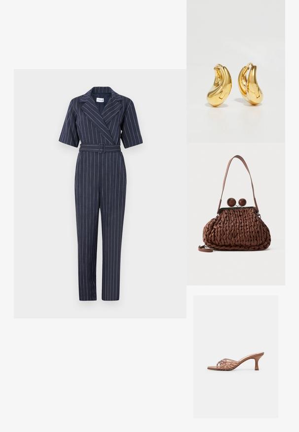 Marella BANANA - Combinaison - blu; Mule à talon moyen incurvé de couleur marron avec des brides supérieures tissées et un bout ouvert, sur fond blanc uni.; Sac à main en cuir tressé marron avec une seule bandoulière et deux grandes fermetures rondes en bois sur le dessus.; Boucles d'oreilles en or en forme de d'anneaux lisses et courbés avec une finition polie. Équipées d'un mécanisme de fermeture et de légères indentations pour le détail.