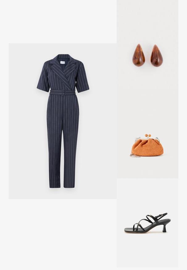 Marella BANANA - Combinaison - blu; Sandales à strapes en cuir verni noir avec un bout carré et un petit talon carré. Présente des accessoires en métal doré et des brides de cheville réglables.; Petit sac pochette tissé orange avec cadre en métal argenté, fermoir rond et bandoulière chaîne argentée sur fond blanc.; Une paire de boucles d'oreilles en forme de goutte d'eau, brillantes et marron, avec de subtils motifs plus foncés, sur un fond blanc.