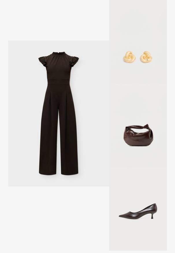 Combinaison noire à col montant avec manches courtes à volants, taille cintrée et pantalons à jambes larges sur fond clair uni.; Escarpin en cuir marron foncé à bout pointu avec petit talon incurvé sur fond blanc.; Sac bandoulière en cuir marron foncé avec une forme souple et décontractée et une anse nouée torsadée sur un fond blanc uni.; Paire de clous d'oreilles en forme de nœud, couleur or brillant, sur un fond blanc uni.