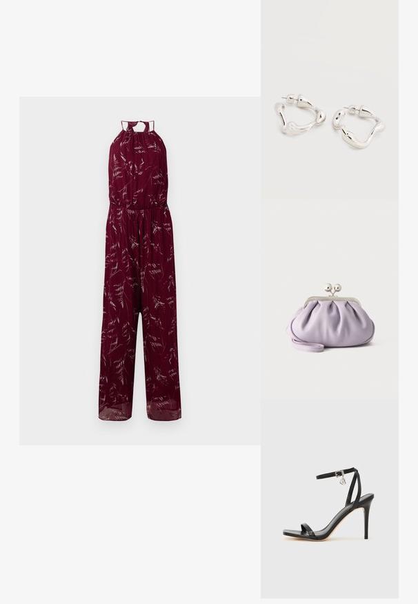Bordeaux jumpsuit med halterneck, elastisk talje og delikate hvide bladmønstre. Letvægtsstof med brede ben.; Sort hæl-sandal med smal ankrem, firkantet tå-boks, glat lædermateriale og metalspænde som pynt.; Blød lavendel clutch med opsamlet stof, sølv kiss-lock lås og matchende håndledsrem på en ensfarvet lys baggrund.; Øreringe i sølvfarvet tone med uregelmæssig form og bagerste lukning med stift, placeret på en ensfarvet hvid overflade.