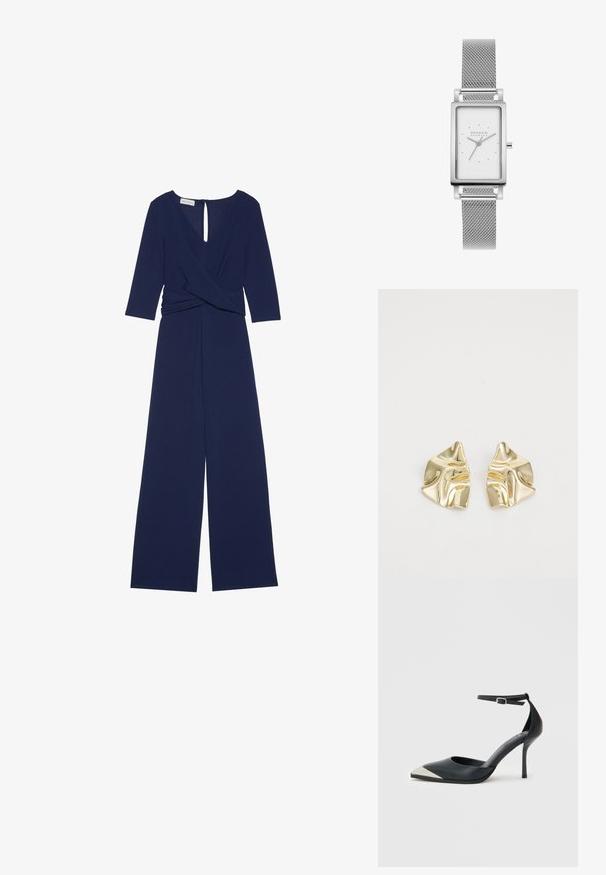 Marineblauer Overall aus glattem Stoff mit V-Ausschnitt, dreiviertellangen Ärmeln, gedrehter Taille und weit geschnittenen Hosenbeinen. Rückseite mit Schlüsselloch-Detail.; Schwarzer High Heel mit spitzer Schuhspitze, silberner Metallkappe an der Spitze und Knöchelriemen mit Schnallenverschluss auf weißem Hintergrund.; Rechteckige silberne analoge Armbanduhr mit weißem Zifferblatt, minimalen Stundenmarkierungen, drei Zeigern und silbernem Mesh-Armband von Skagen Denmark.; Goldfarbene metallische Ohrringe mit einem wellenförmigen Design; glatte, reflektierende Oberfläche; asymmetrische Form; keine sichtbaren Muster oder Hardware.