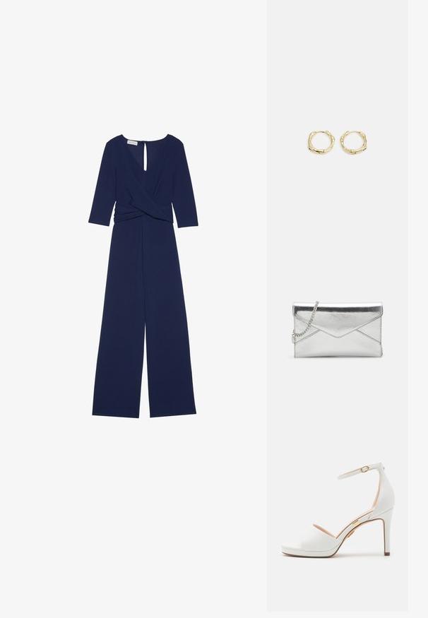 Marineblå jumpsuit lavet af glat stof, med V-hals, trekvartlange ærmer, snoet talje og bukser med brede ben. Detalje med nøglehul bagpå inkluderet.; Hvid højhælet sandal med ankelrem og åben tå, med en tynd gylden spænde og en slank stiletthæl.; Sølvmetallic clutch taske med kædestrop, der har et vinkelret klaplågdesign og synteknikker for ekstra tekstur.; Gul hoop ørestikker med en struktureret, uregelmæssig form. Har en sømløs lukning og en poleret overfladefinish, der fremhæver et moderne design.