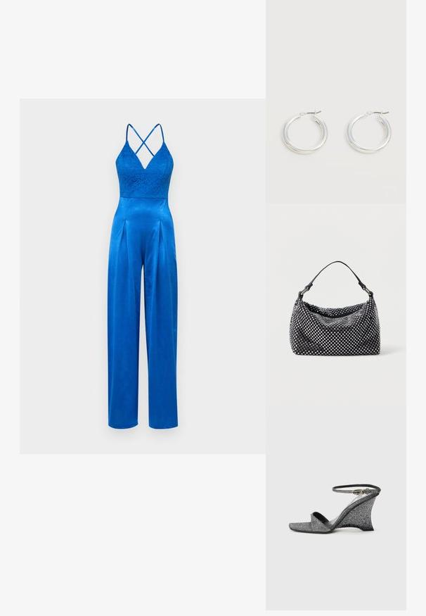 Blauwe jumpsuit met een kanten bodice, spaghettibandjes en geplooide wijde benen met een satijnachtige afwerking. Het V-halsontwerp accentueert de silhouet.; Zilveren glitter sleehak sandaal met open teen, enkelbandje en gouden gesp, zijaanzicht tegen een effen lichte achtergrond.; Zwart en zilveren handtas met een geweven, gestructureerd oppervlak dat vierkante patronen bevat, een enkele bovenhandgreep en een slungelige vorm.; Een paar middelgrote glanzende zilveren oorringen met dunne metalen sluitingen op een lichte neutrale achtergrond.