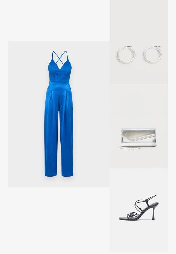 Blå jumpsuit med blonde-overdel, spaghettistropper og plisserede vide ben i en satinlignende finish. V-udskæring fremhæver silhuetten.; Sorte højhælede sandaler med tynde stropper og en knyttet design, en glat firkantet tå og en slank stiletto hæl.; Skinnende sølv clutch taske med kuvertlåg og dekorativ kant, lille sølvkæde, på ensartet lys baggrund.; Par mellemstore skinnende sølv hoops øreringe med tynde metal spænder på en lys neutral baggrund.