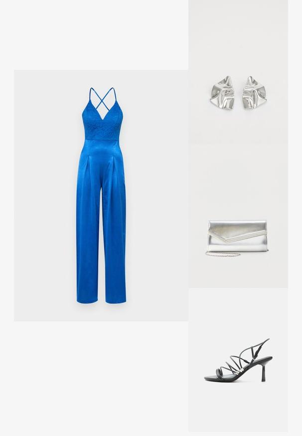 Blauwe jumpsuit met een kanten bodice, spaghettibandjes en geplooide wijde benen met een satijnachtige afwerking. Het V-halsontwerp accentueert de silhouet.; Zwarte high-heel sandaal met dunne gebogen bandjes, zilveren accenten en een verstelbare enkelgesp op een witte achtergrond.; Glanzende zilveren clutch met envelopvormige klep en decoratieve rand, klein zilveren kettingriempje, op een effen lichte achtergrond.; Zilveren metalen oorbellen met een golvend, sculpturaal ontwerp, voorzien van een gepolijste afwerking en onregelmatige vormen, die een hedendaagse esthetiek benadrukken.