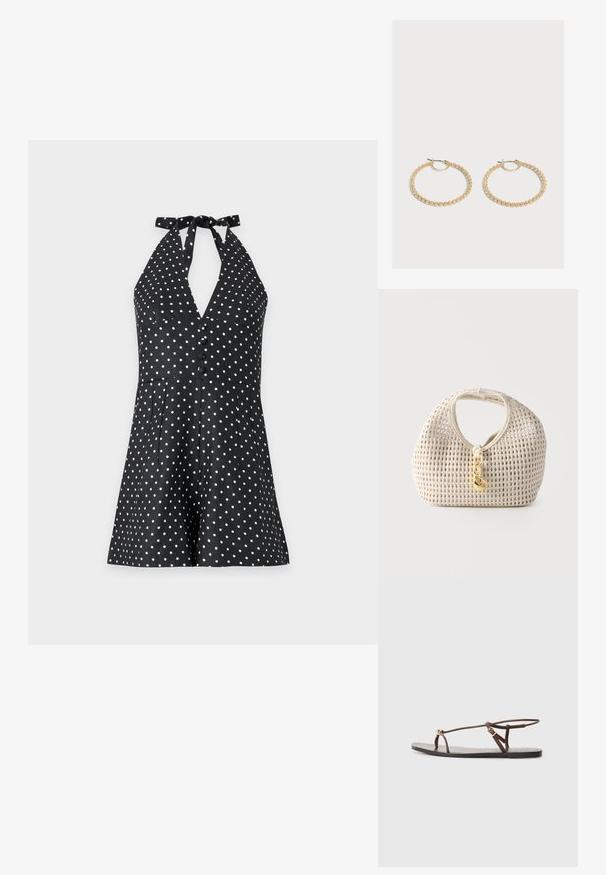 Sort halterneck-playsuit med hvide polkaprikker, knapper foran og let udvidede shorts på en ensfarvet lys baggrund.; Brun lædersandal med tynde remme, en gylden cirkulær detalje og en flad sål. Minimalistisk design med en justerbar spændedetalje.; Kremfarvet vævet håndtaske med rund form, kort håndtag og dekorativ guldfarvet lås hængende foran i midten.; Par medium-størrelse guldbøjleøreringe med et tekstureret perle-design på en ensartet lys baggrund.
