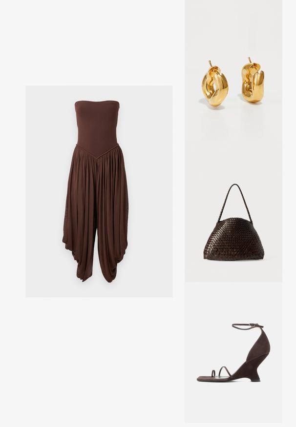 Combinaison marron sans bretelles avec corsage ajusté et pantalons larges, drapés et plissés créant une silhouette fluide.; Sandale à talon haut en daim marron foncé avec talon compensé sculpté, bride de cheville avec boucle et deux fines lanières au niveau des orteils sur une semelle plate.; Sac en cuir tressé marron avec une forme courbée et structurée, doté de deux poignées tressées, présentant une surface texturée et un design sans couture.; Boucles d'oreilles créoles en or massif avec un design tubulaire légèrement tordu et des fermoirs à tige sur un fond blanc.