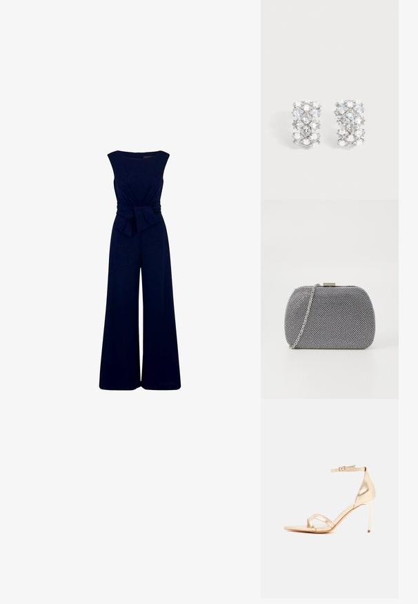 Combinaison sans manches bleu marine avec jambes larges et grand nœud en tissu noué à la taille sur un fond blanc uni.; Sandale dorée à talon haut avec bride à la cheville et bout ouvert sur un fond uni clair.; Pochette texturée noir et blanc de forme arrondie, avec une chaîne en métal argenté et un fermoir en métal en haut.; Paire de boucles d'oreilles ton argent avec plusieurs cristaux clairs facettés disposés en motif géométrique.