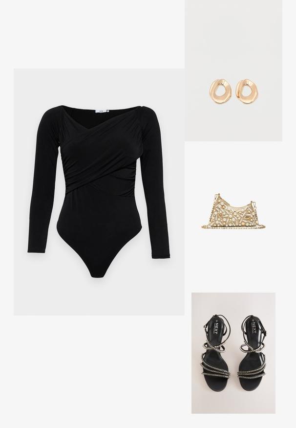 Sort langærmet bodystocking med indpakningsdesign, lavet af glat stof. Har en dyb udskæring og tætsiddende silhuet.; Sorte remsandaler med metalliske accenter. Har en glat, tekstureret sål og flere pyntede remme, der skaber et lagdelt udseende.; Lille guldtaske med kæderem, dekoreret med forskellige hvide perler og guldbelagte skalsmykker.; Par af uregelmæssigt formede, polerede øreringe i guldfarvet metal med åben midte på en ens hvid baggrund.