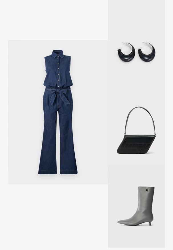Denim jumpsuit med ærmeløs design, krave, frontknaplukning og bælte i taljen. Har flagrende ben og mørkeblå farve.; Grå læderstøvle til midten af læggen med spidse tæer, kittenheel og lille diamantformet sort og sølv ornament nær toppen.; Sort skuldertaske i læder med trekantet form, præget logo og en enkelt justerbar rem. Minimalistisk design med glat tekstur.; Sorte harpiks hoops øreringe med en skinnende overflade og silvertone hardware detaljer. Cirkulær form med en udskæring og stift-bagside lukning.
