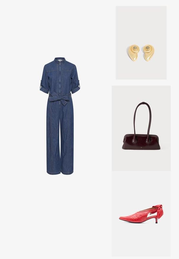 Combinaison en denim avec fermeture éclair à l'avant, col, manches courtes retroussées et ceinture à la taille. Couleur bleu riche avec couture visible et jambes larges.; Chaussure en cuir rouge à petit talon, bout pointu, empeigne brodée, découpe latérale et grand nœud décoratif sur le talon.; Sac à main en cuir brun foncé brillant avec de longues anses fines et une base rectangulaire structurée sur un fond clair uni.; Paire de boucles d'oreilles dorées brillantes avec un motif en spirale et une petite pierre ronde centrée sur un fond uni.