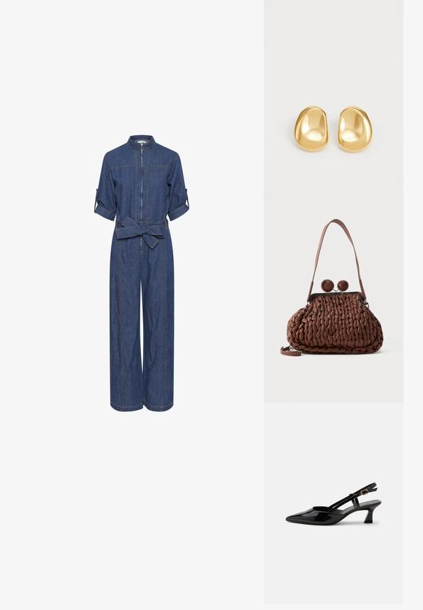 Denim jumpsuit med lynlås foran, krave, korte oprullede ærmer og bælte i taljen. Rig blå farve med synlige sømme og brede ben.; Sort laklæderslingback med lille hæl, spids tå og justerbar guldlåsrem på hvid baggrund.; Brun flettet læderhåndtaske med en enkelt strop og to store runde trælukninger på toppen.; Guldfarvede stud øreringe med en glat, rund form og en reflekterende overflade, der fremhæver et minimalistisk design uden synlige mønstre.