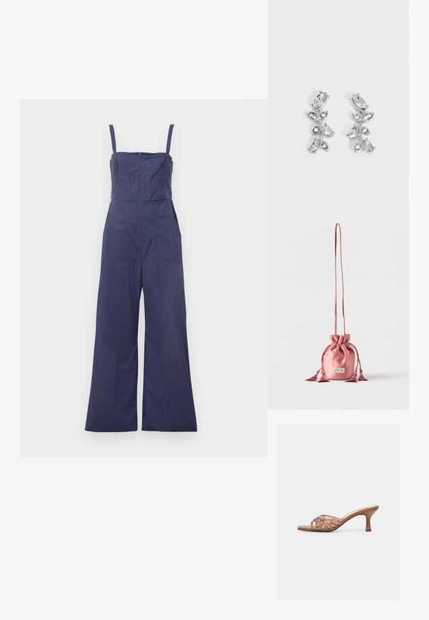Mørkeblå jumpsuit med tynde stropper, tætsiddende bodice og brede bukser. Har en lynlås bagpå og en glat stofstruktur.; Brun åben-tå mule sandal med flettede overremme og en mellemhøj, buet hæl på en helt hvid baggrund.; Lyserød satinpose med snor, lang rem og kvastdetaljer, stående oprejst på en ensfarvet hvid baggrund.; Øreringe i sølvfarve med klare marquise- og runde krystaller arrangeret i et blomster-vintremotiv på en hvid baggrund.