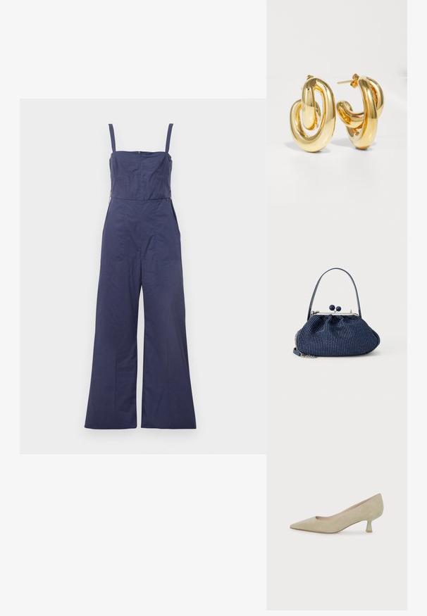 Mørkeblå jumpsuit med tynde stropper, tætsiddende bodice og brede bukser. Har en lynlås bagpå og en glat stofstruktur.; Beige ruskindspumpe med spids tå og lav hæl med slank mellem-høj hæl på ens hvid baggrund.; Håndtaske i marineblåt vævet stof med rund lukning, kort håndtag og detaljer i sølvkæde mod en ensfarvet lys baggrund.; Charlotte Chesnais BO INITIAL BLOW - Øreringe - gold-coloured