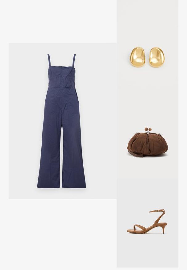 Combinaison bleu marine avec bretelles fines, corsage ajusté et pantalon large. Équipée d'une fermeture éclair au dos et d'une texture de tissu lisse.; Sandale en cuir marron avec lanières, talon bas en forme de petit escarpin et bride à la cheville avec une petite boucle, vue de côté sur un fond uni.; Petit sac poignet en daim marron doux avec cadre en métal argenté et boules rondes marron de fermeture sur fond clair uni.; Boucles d'oreilles en forme de clou de couleur or, avec une forme lisse et arrondie et une surface réfléchissante, mettant en avant un design minimaliste sans motifs visibles.