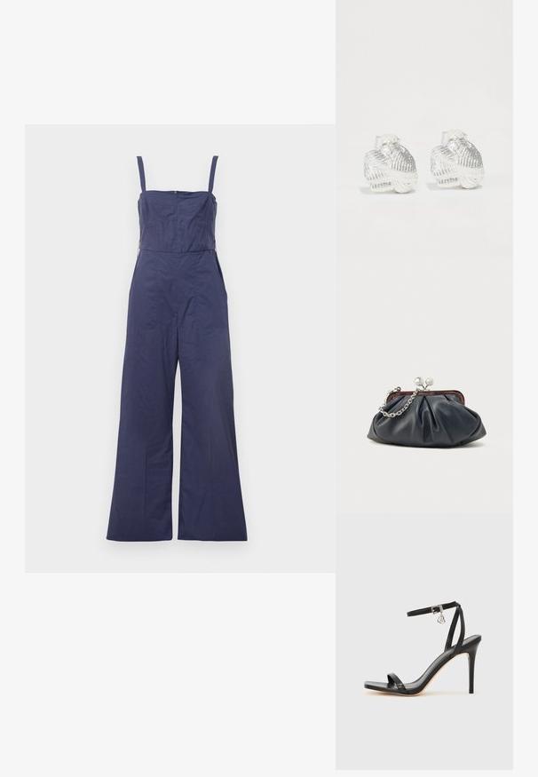Mørkeblå jumpsuit med tynde stropper, tætsiddende bodice og brede bukser. Har en lynlås bagpå og en glat stofstruktur.; Sort hæl-sandal med smal ankrem, firkantet tå-boks, glat lædermateriale og metalspænde som pynt.; Marineblå læderclutch med opsamlet design, sølvkæde og lukning med knips. Glat tekstur med en diskret glans.; Sølvrunde ørehængere i skaldform med strukturerede riller og glatte kurver, der har en klar bagside for sikker bæring.