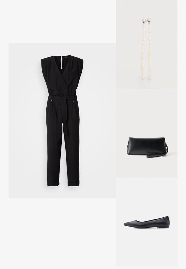 Sort ærmeløs jumpsuit med en indviklet design, bælte i taljen, lige ben og V-udskæring. Har en nøglehul-rygåbning og sidelommer.; Sort flad lædersko med spidst tåparti og lav hæl, vist i sideprofil mod en hvid baggrund.; Sort glat læder clutch taske med tyndt håndledsrem, rektangulær form og diskret præget logo centreret foran.; Perle-droppøreringe med aflange tråde, der indeholder hvide perler i forskellige former og sølvdetaljer øverst.