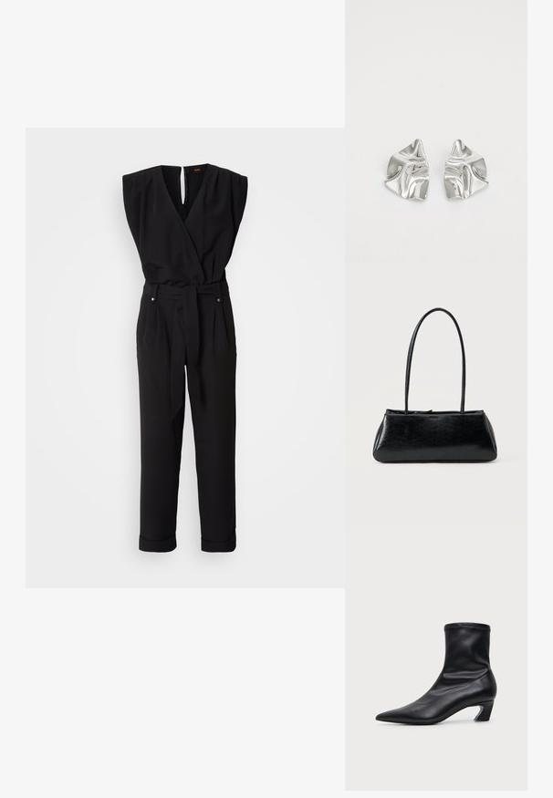 Sort ærmeløs jumpsuit med en indviklet design, bælte i taljen, lige ben og V-udskæring. Har en nøglehul-rygåbning og sidelommer.; Sort læderstøvle til midt på læggen med spids tå og lav buet hæl, vist fra siden på en ensfarvet lys baggrund.; Sort rektangulær skuldertaske med lange tynde stropper og en glat, blank tekstur på en ensfarvet baggrund.; Sølvmetal øreringe med et bølgende, skulpturelt design, der har en poleret overflade og uregelmæssige former, hvilket fremhæver en moderne æstetik.