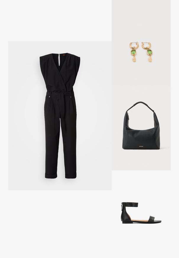 Sort ærmeløs jumpsuit med en indviklet design, bælte i taljen, lige ben og V-udskæring. Har en nøglehul-rygåbning og sidelommer.; Sort lædersandal med ankelrem, flad sål og minimalistisk design. Har en sidelukning med lynlås og bred rem over tæerne.; Sort skuldertaske i læder med flettet hank, guldlåsdetalje og lille gyldent "HUGO"-logo på fronten midt.; Guldøreringe med grønne facetslebne sten og små guldkløftformede vedhæng hængende under hver sten, vist på en hvid baggrund.