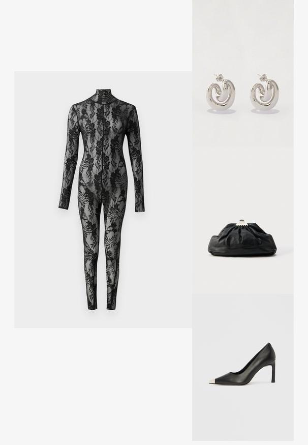Sort blonde bodysuit med lange ærmer, høj krave og blomstermønster, der dækker hele overfladen. Tæt siddende design med gennemsigtig tekstur.; Sort læder højhælet sko med spids tå og metal-sølv hætte. Har en glat finish og en slank hæl på 10 cm.; Sort læderclutch med en samlet tekstur, metal lukning og diskret præget logo på forsiden. Rundet form.; Sølv metaløreringe med et svunget design, der har glatte overflader og en poleret finish, sikret med en sommerfugleklips.