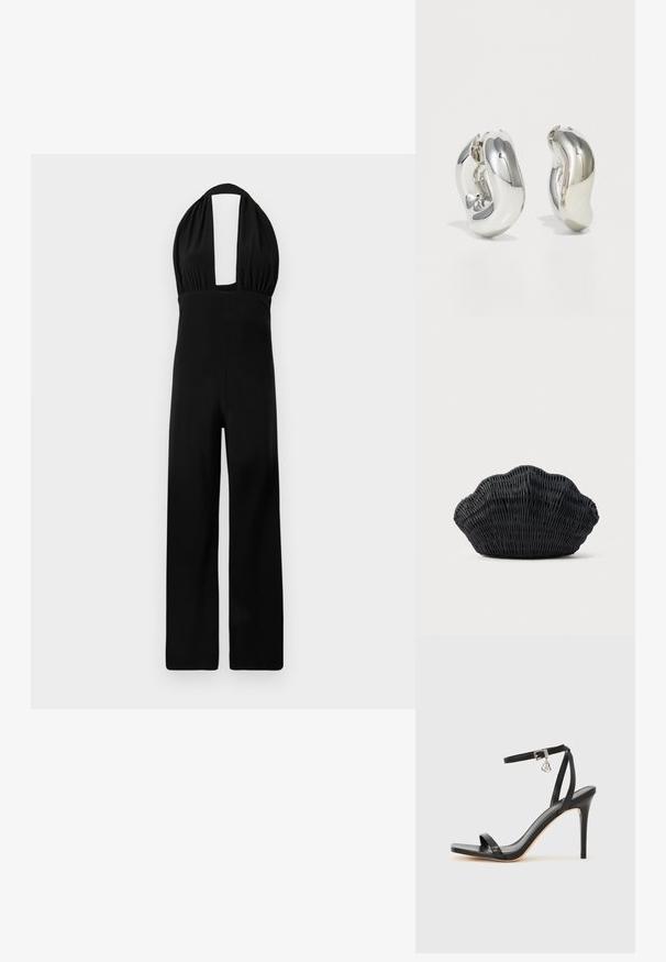 Zwarte halter jumpsuit met een diepe halslijn, geplooide bodice en een wijde broekspijp. De stof heeft een gladde textuur en een consistente kleur.; Zwarte sandaal met hoge hak, smalle enkelband, vierkante neus, soepel leermateriaal en metalen gespsluiting.; Zwarte gevlochten handtas in de vorm van een sint-jakobsschelp met een gebogen bovenkant en een geweven textuur op een effen achtergrond.; Zilveren sculpturale oorbellen met gladde, gebogen vormen en reflecterende oppervlakken. Voorzien van een gesloten hoepelontwerp en een onderscheidende organische vorm.