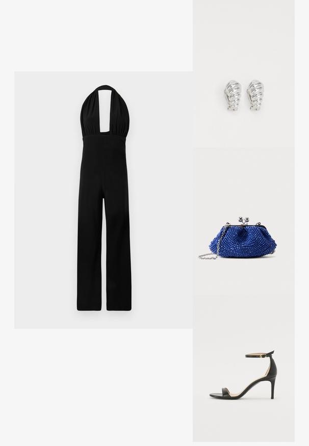 Zwarte halter jumpsuit met een diepe halslijn, geplooide bodice en een wijde broekspijp. De stof heeft een gladde textuur en een consistente kleur.; Zwarte leren hoge hak sandaal met enkelbandje. Heeft een gladde textuur, open teen en een dunne hak. Gouden gesp detail.; Kleine blauwe kralenclutch met zilveren sluiting en kettingriem, liggend op een effen lichtgrijze achtergrond.; Zilveren clip-on oorbellen met een spiraalontwerp, voorzien van een gladde metallic textuur en ronde vormen. Geen zichtbare versieringen of patronen.