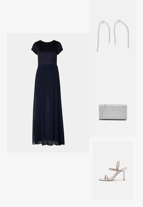 Navyblauwe avondjurk met korte kantmouwen, een aansluitend lijfje en een vloeiende rok met zijsplitten en een zachte, doorzichtige overlay.; Madden Girl WISE - Sandalen met hoge hak - silver; Zilveren metallic clutch met een geweven gaasontwerp, rechthoekige vorm en een kettingriem om mee te dragen. Gladde textuur en gepolijste afwerking.; Zilveren oorbellen met hangende kettingen, voorzien van meerdere heldere edelstenen die in een lineair patroon zijn gerangschikt, wat een schitterend effect geeft.