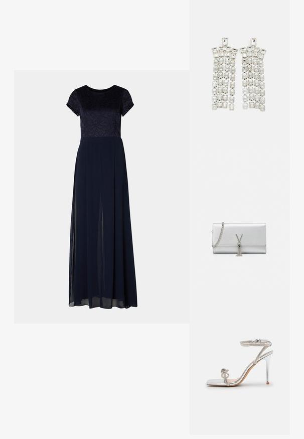 Robes de soirée bleu marine avec de courtes manches en dentelle, un corsage ajusté et une jupe fluide avec des fentes latérales et un léger voile transparent.; Sandale à talon haut argentée avec un bout carré, en matériau métallisé, avec une bride ornée de strass et une boucle ajustable à la cheville.; Sac à main argenté avec finition texturée, doté d'une bandoulière en chaîne et d'un accent de frange avec un détail matériel en "V" sur le devant.; Boucles d'oreilles en cristal avec des accents en métal argenté, ornées de plusieurs pierres taillées en rectangles et carrés disposées en rangées en cascade.