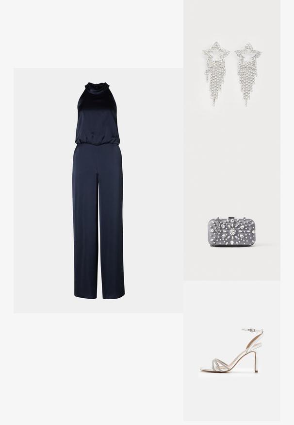 Marineblauwe jumpsuit met een hoge hals en mouwloos ontwerp. Gemaakt van een gladde stof, met wijde broekspijpen en een ontspannen pasvorm.; Zilveren hoge hakken sandaal met meerdere banden, versierd met strassstenen, met een open teen ontwerp en een enkelgesp. Gladde metalen afwerking.; Kleine rechthoekige donkergrijze clutch versierd met heldere strass-steentjes in een uitstralend patroon en een zilveren kettingband.; Rhinestone ster oorbellen met waterval franje, in een zilverkleurige tint en een glanzend, reflecterend oppervlak. Stervorm met ingewikkeld ontwerp.