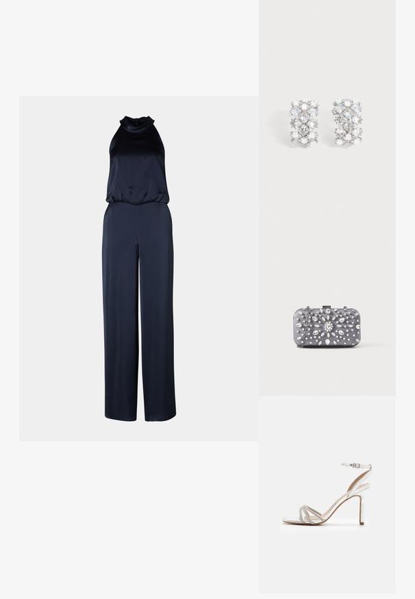Marineblå jumpsuit med høj hals og ærmeløs design. Lavet af glat stof, med vide bukser og en afslappet pasform.; Sølv højhælede sandaler med flere stropper, der har rhinsten og åbent tådesign samt ankelspænde. Glat metallisk finish.; Lille rektangulær mørkegrå clutch pyntet med klare rhinsten i et strålende mønster og en sølvkæde som strop.; Par sølvfarvede øreringe med flere facet-slidte klare krystaller arrangeret i et geometrisk mønster.