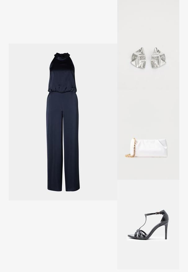 Marineblauwe jumpsuit met een hoge hals en mouwloos ontwerp. Gemaakt van een gladde stof, met wijde broekspijpen en een ontspannen pasvorm.; Zwarte lakleren hoge hak sandaal met dunne banden, T-bar ontwerp, gesp sluiting en een elegante, gebogen silhouet.; Witte zachte clutchtas met goudkleurige kettingriem versierd met heldere edelstenen, geplaatst tegen een effen lichtgrijze achtergrond.; Zilveren metalen oorbellen met een golvend, sculpturaal ontwerp, voorzien van een gepolijste afwerking en onregelmatige vormen, die een hedendaagse esthetiek benadrukken.